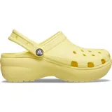 Zuecos Crocs Classic Platform de color amarillo, con suela elevada, perforaciones en la parte superior para ventilación y tira trasera ajustable.