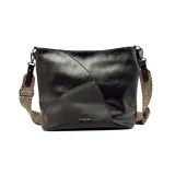 Cartera al hombro de cuero sintético negro con diseño de paneles asimétricos y texturas combinadas. Incluye una correa ajustable con estampado de rayas en tonos beige y marrón, y herrajes metálicos.