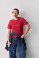 Remera blanca de manga corta y cuello redondo, con calce ajustado al cuerpo y diseño liso y minimalista.