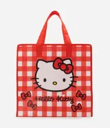 Bolsa de compras con estructura firme, confeccionada en polipropileno con estampado de cuadros vichy en color rojo y blanco. Presenta un diseño frontal con el personaje Hello Kitty y detalles de moños, con asas reforzadas para mayor resistencia.
