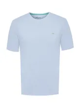 Remera de jersey de algodón orgánico de color celeste, con cuello redondo, mangas cortas y detalle de parche bordado con logo en el pecho.