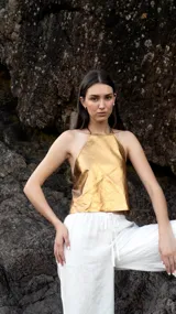 Top halter de cuero metalizado color bronce, con espalda descubierta y tiras finas.