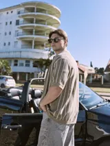 Polo de punto con fit relajado y diseño estructurado. Tejido estilo urbano con cuello tipo camisa, cierre con botones y mangas cortas.