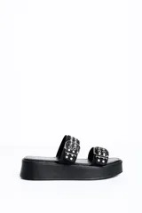 Sandalia de plataforma color negro, modelo Harley Black YY-03, con dos tiras anchas adornadas con hebillas metálicas y tachas plateadas.