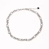 Gargantilla plateada de eslabones ovalados con cierre de mosquetón y cadena de alargue.