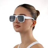 Lentes de sol cuadrados con montura gruesa blanca y lentes grises.