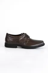 Zapato de vestir marrón oscuro, acordonado, de cuero legítimo.