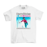 Remera blanca de manga corta con estampado gráfico frontal de Harry Styles y el álbum Fine Line. Diseño casual con cuello redondo.