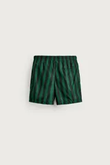 Short de baño confeccionado en tejido técnico, con diseño de rayas verticales en color verde y negro. Cuenta con cintura elástica ajustable con cordón, bolsillos laterales y bolsillo trasero con vivo, además de forro interior.