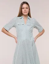 Vestido camisero midi de rayas blanco y verde, con cuello solapa, escote en V, mangas cortas y falda acampanada con vuelo.
