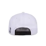 Gorra de béisbol blanca con el logo de Los Angeles Lakers bordado en el frente en color púrpura.