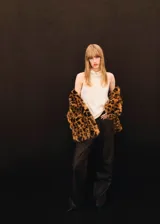 Blusa sin mangas de diseño recto, confeccionada en poliéster, con cuello drapeado y tirantes anchos.