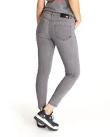 Jeans skinny elasticado color gris, de corte ajustado y tiro medio.