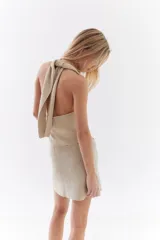 Top bordó de punto con lurex, escote en V profundo estilo halter y diseño sin mangas.