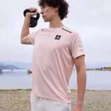 Remera deportiva Topper de manga corta, confeccionada en tejido técnico con paneles de mesh en hombros y espalda para mayor ventilación. Presenta costuras planas ergonómicas, cuello redondo y logo de la marca estampado en el pecho.