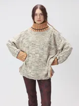 Pullover de punto jacquard color tostado con cuello alto y puños acanalados en tono azul y detalles en naranja. Cuenta con aberturas laterales y calce holgado.