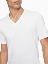 Pack de tres remeras blancas de algodón, manga corta y cuello en V.