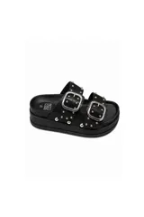 Sandalias de plataforma color negro con dos tiras anchas ajustables mediante hebillas metálicas plateadas. Las tiras y los laterales de la suela están decorados con tachas metálicas plateadas.