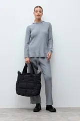 Pantalón de tejido de punto con textura de ochos, corte recto y cintura elástica con cordón ajustable.