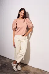 Remera color ladrillo de algodón peinado, de corte ajustado, con cuello redondo y mangas globo 3/4.