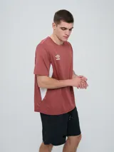 Remera deportiva Umbro modelo Vant, de color negro con paneles laterales grises y cuello redondo, diseñada para hombre.
