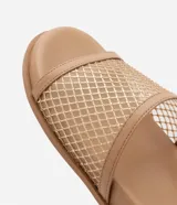 Sandalia rasteira slide color beige con tira ancha en malla con aplicaciones de strass.