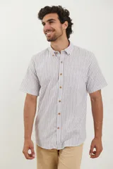 Camisa de manga corta a rayas verticales azules y blancas, con cuello abotonado y cierre frontal con botones marrones.