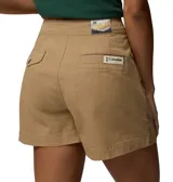 Short de sarga color beige, de talle alto y corte holgado con pinzas frontales. Cuenta con bolsillos laterales y presillas para cinturón.