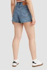 Short de jean de tiro alto color celeste, con bolsillos delanteros y traseros, y ruedo desflecado.