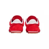 Championes Vans modelo Super Lowpro, de perfil bajo y diseño retro. Confeccionados en gamuza color rojo con detalles en blanco en la banda lateral característica, cordones y talón. Presentan suela de goma con textura dentada.