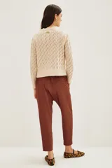 Pantalon estilo babucha color mostaza, con cintura elástica y cordón de ajuste. Presenta bolsillos diagonales en el frente y corte ligeramente ajustado hacia los tobillos.