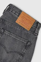 Jean de corte relajado y tiro bajo, confeccionado en denim de algodón sin elasticidad, con diseño clásico de cinco bolsillos y cierre de botones.