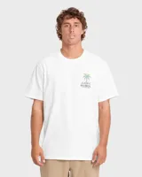 Remera blanca de manga corta con gran estampado en la espalda de diseño tropical, que incluye una palmera, olas y el texto "Billabong Boardshorts Co. Free Since Seventy Three".