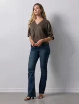 Blusa blanca de lyocell con escote en V y mangas cortas.