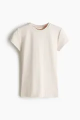 Remera entallada de microfibra, color beige, con cuello redondo fino ribeteado y mangas cortas.
