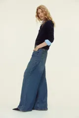 Jean wide leg de tiro alto en denim rígido de mezcla de algodón y lyocell, en color azul, con diseño de cinco bolsillos y corte holgado en las piernas.