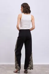 Musculosa blanca de tejido rib con escote redondo y tirantes anchos.
