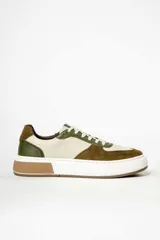 Zapatillas deportivas de cuero color beige, con detalles en verde oliva y marrón.