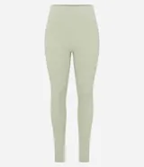 Legging deportivo de microfibra color verde claro, tiro alto, con moldería ajustada y bolsillo lateral funcional en el muslo.