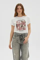 Remera de algodón de manga corta y cuello redondo, con estampado floral en el pecho.