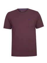 Remera de algodón orgánico color bordó, con cuello redondo, mangas cortas y bolsillo frontal en el pecho con logo bordado.