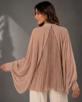Camisa de color beige con diseño plisado en la espalda, cuello alto con cierre de botón y mangas largas amplias con puños abotonados.