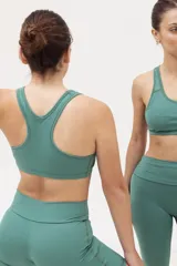 Top deportivo negro con espalda tipo nadadora y breteles anchos.