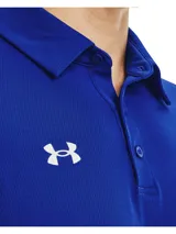 Chomba deportiva Under Armour de manga corta, confeccionada en tejido técnico texturizado, suave y transpirable. Presenta cuello clásico con cierre de botones y logo de la marca estampado en el pecho.