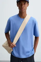 Camiseta de corte regular confeccionada en tejido de algodón compacto, con cuello redondo y manga corta.