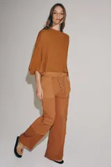 Pantalón cargo de tiro medio con efecto lavado, confeccionado en algodón. Presenta cintura elástica ajustable con cordones, bolsillos laterales y bolsillos de plastrón con solapa en las piernas. Diseño de pierna recta con combinación de tejidos a tono.
