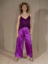 Top de tirantes finos color dorado con lentejuelas, escote en V y corte holgado.