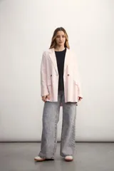 Blazer de mujer color rosa pálido, de corte recto y largo, con solapas de muesca y un solo botón frontal marrón. Presenta bolsillos de parche en la parte delantera y mangas tres cuartos.