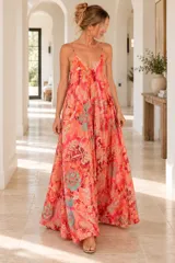 Vestido largo de rayón con estampado floral en tonos azules y rosados, de corte solera con escote en V y tirantes finos.