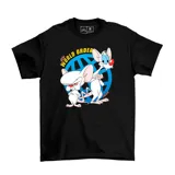 Remera negra de algodón con estampado frontal de los personajes Pinky y Cerebro sobre un fondo circular azul y la frase New World Order.